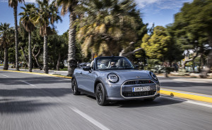 Στην ελληνική αγορά προσφέρεται το νέο Mini Cooper Cabrio, με νέα τεχνολογικά στοιχεία και πολλά συστήματα συνδεσιμότητας.