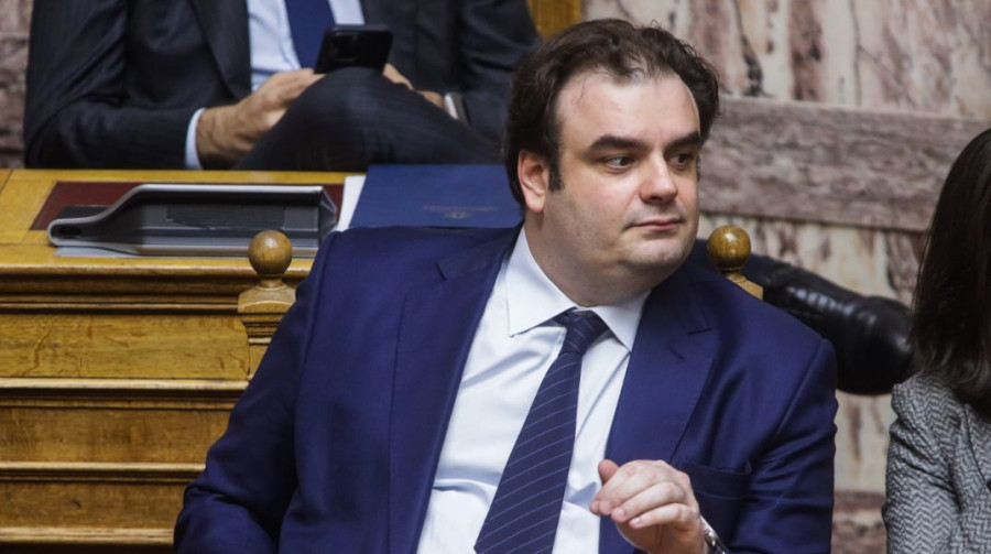 Καθυστερημένη «απόσυρση» Άδωνη, «επιστράτευση» Πιερρακάκη