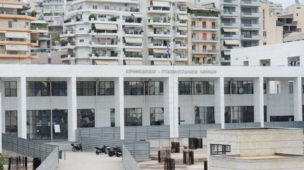 Φωτιά στο Ειρηνοδικείο Αθηνών