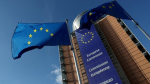 Πλαφόν με… εξαιρέσεις βάζει στο ρεύμα η Κομισιόν