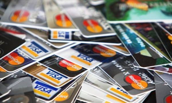 "Κούρεμα" 50% στα επιτόκια "κόκκινων" πιστωτικών καρτών