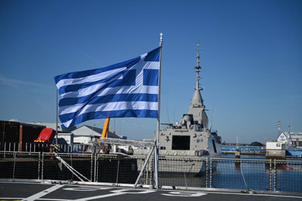 «Πιο ασφαλής από ποτέ» η Ελλάδα, λέει ο Μητσοτάκης με αφορμή την ύψωση σημαίας στον «Νέαρχο»