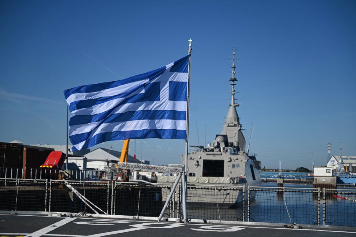 «Πιο ασφαλής από ποτέ» η Ελλάδα, λέει ο Μητσοτάκης με αφορμή την ύψωση σημαίας στον «Νέαρχο»
