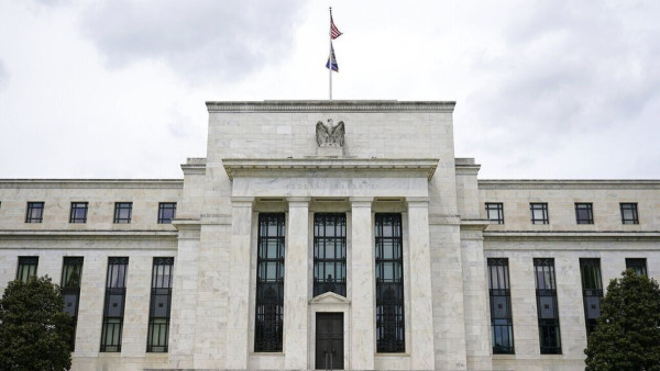 Fed: Ίσως χρειαστούν αυξήσεις επιτοκίων μεγάλης διάρκειας
