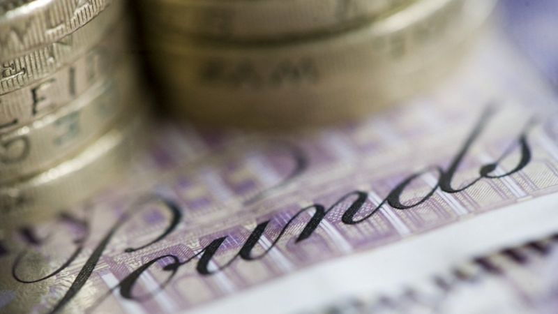 Ελεύθερη πτώση της στερλίνας με την ανακοίνωση του exit-poll (γράφημα)