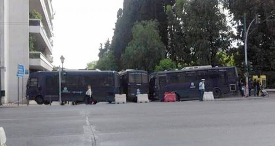 Δεν χτίζει καλύτερα ένα τείχος;