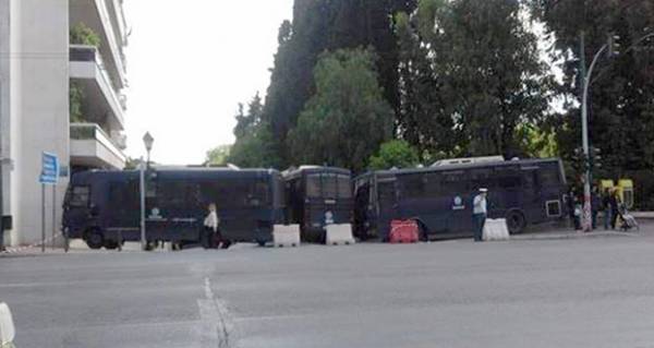 Δεν χτίζει καλύτερα ένα τείχος;