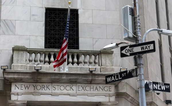 Άνοδος στη Wall Street μετά τα ήπια στοιχεία πληθωρισμού