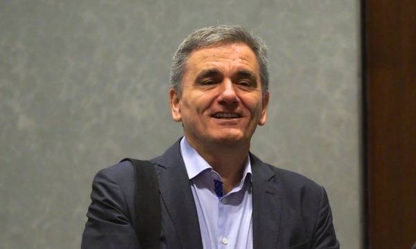 Ο Τσακαλώτος αυτοσαρκάζεται αλλά στέλνει το μήνυμα