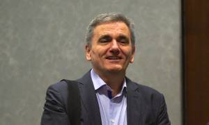 Ο Τσακαλώτος αυτοσαρκάζεται αλλά στέλνει το μήνυμα