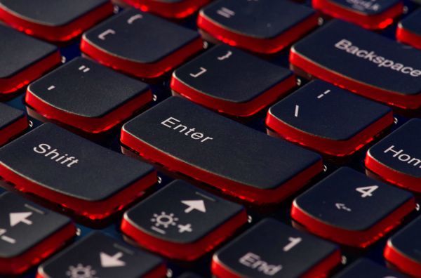 Στα 8,8 δισ. δολάρια τα έσοδα της Lenovo για το β' τρίμηνο