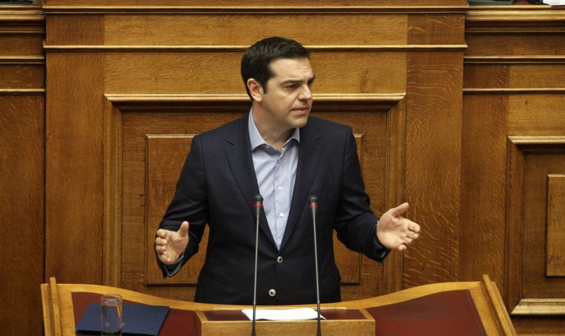 Ονομαστική ψηφοφορία-μήνυμα στους δανειστές για τις παροχές, προωθεί ο Τσίπρας