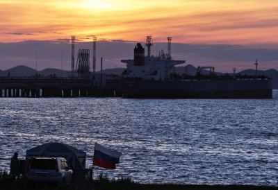 Ανακάμπτει με το βλέμμα σε Κίνα και Ρωσία το πετρέλαιο