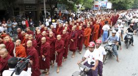 Μοναχοί και νοσηλευτές διαδηλώνουν κατά του πραξικοπήματος στη Μιανμάρ