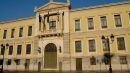 “Ένα τέλος–Μια αρχή” στην πρόσοψη του κτιρίου της Εθνικής Τράπεζας