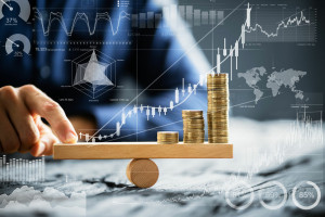 Ινστιτούτο ΕΝΑ: Ο μέσος μισθός αυξήθηκε στα 1.363 ευρώ, αλλά ο διάμεσος δείχνει μεγάλη ανισότητα