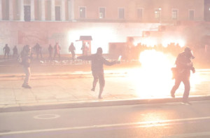 Επεισόδια με χημικά και πέτρες στην πορεία για τα Τέμπη