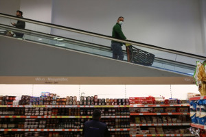 Άλμα 20% στην καταναλωτική δαπάνη των νοικοκυριών- Συρρικνώθηκαν οι αποταμιεύσεις