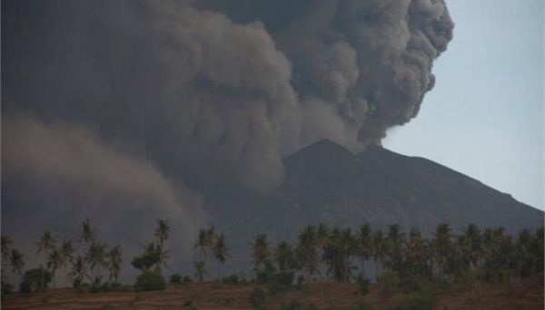 Ινδονησία: Πιθανότητα ηφαιστειακής έκρηξης «ξεσπίτωσε» 40.000 ανθρώπους