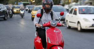 Ιράν - Τέλος στην απαγόρευση: Οι γυναίκες αποκτούν το δικαίωμα να οδηγούν δίκυκλα