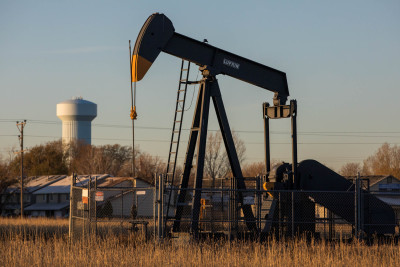 Σε τροχιά εβδομαδιαίων απωλειών το πετρέλαιο- Ανεβαίνει το φυσικό αέριο