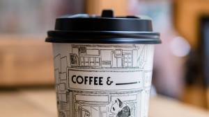 «Πράσινο» τέλος: €0,10 ακριβότερος πλέον ο καφές σε πλαστικό ποτήρι