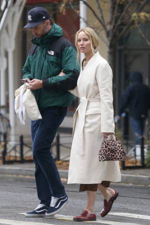 Η Jennifer Lawrence φοράει το απόλυτο λευκό παλτό