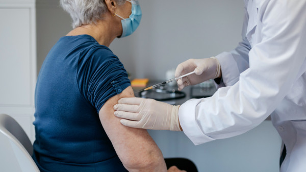 Aνοίγει το απόγευμα η πλατφόρμα με τα επικαιροποιημένα εμβόλια-Η σύσταση