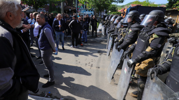 Κλιμακώνεται η ένταση στο Κόσοβο- Επεισόδια και τραυματισμοί στην Ζβέτσαν