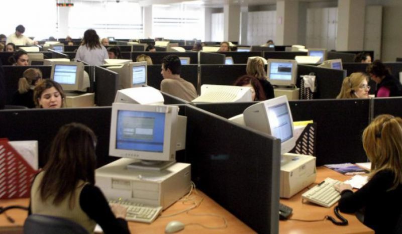 Οι συντάξεις μειώνονται αλλά οι μισθοί στο δημόσιο αυξάνονται!