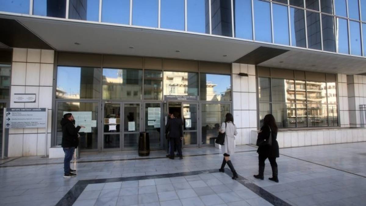 Αντιεξουσιαστές εισέβαλαν στη δίκη για τη δολοφονία του Σαχζάτ Λουκμάν