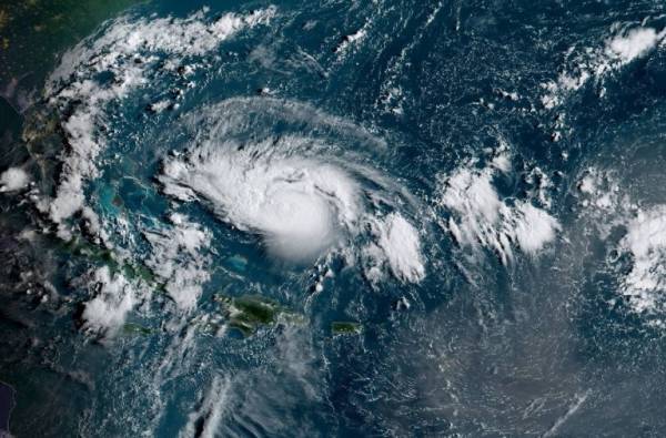 Κυκλώνας Ντόριαν: Υποβαθμίστηκε σε κατηγορία 3 - Παραμένει στις Μπαχάμες