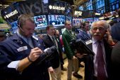 Αντίρροπες δυνάμεις στη Wall Street