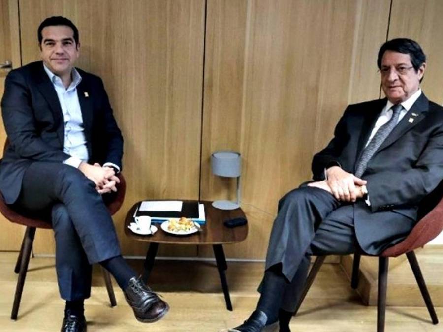 Ο Πρωθυπουργός, η χαλαρότητα, η γλώσσα του σώματος που λέει πολλά...