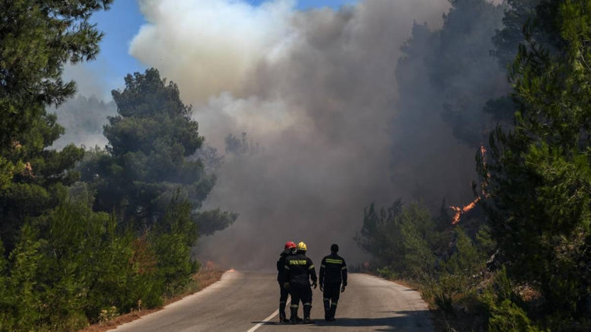Σε πύρινο κλοιό και σήμερα η Εύβοια