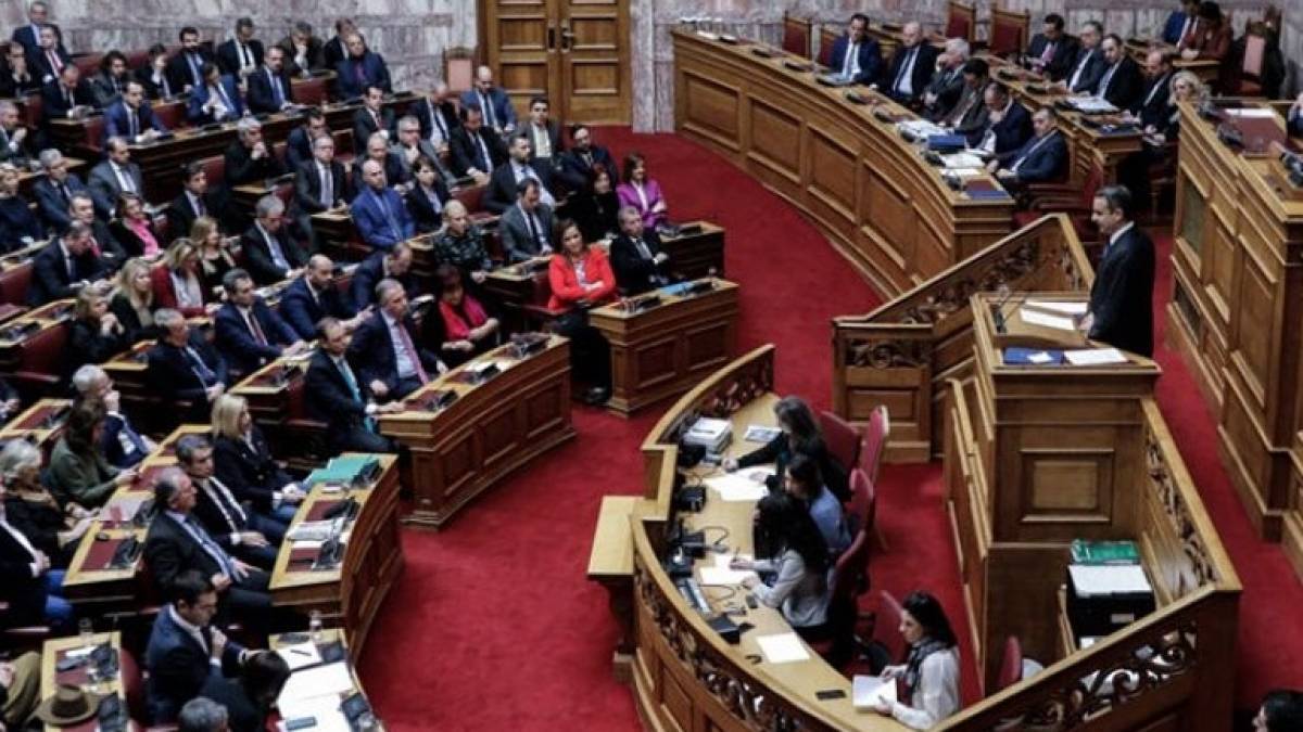 Βουλή: «Μάχη» των πολιτικών αρχηγών για τις συνέπειες της πανδημίας