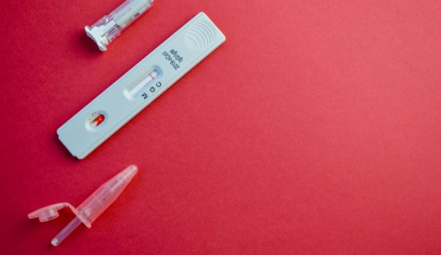Self test: «Τσουχτερά» πρόστιμα και στέρηση μισθού για ανεμβολίαστους εργαζόμενους