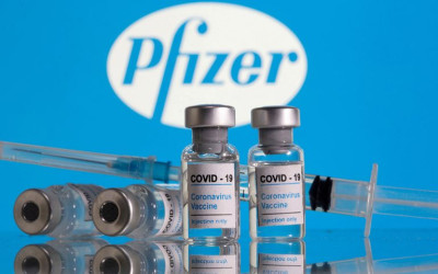 Η Pfizer τετραπλασιάζει τις τιμές των εμβολίων κατά του κορονοϊού