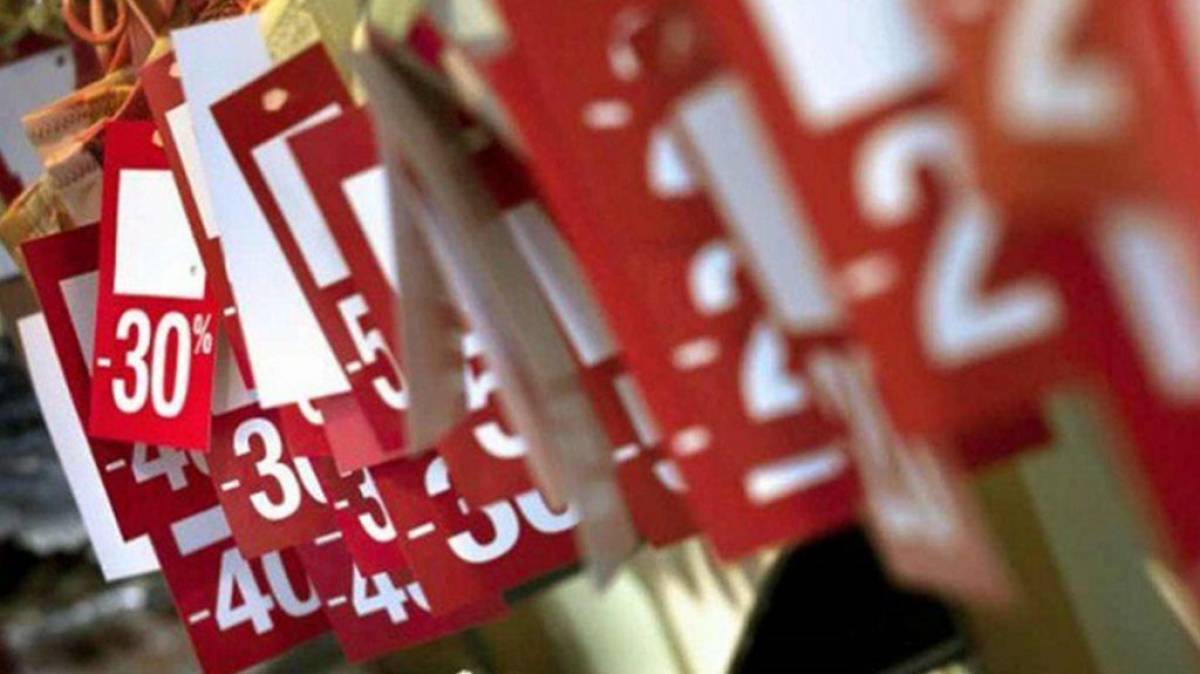 Ενδιάμεσες εκπτώσεις: Πότε ξεκινούν- Ποια Κυριακή θα λειτουργήσουν τα καταστήματα