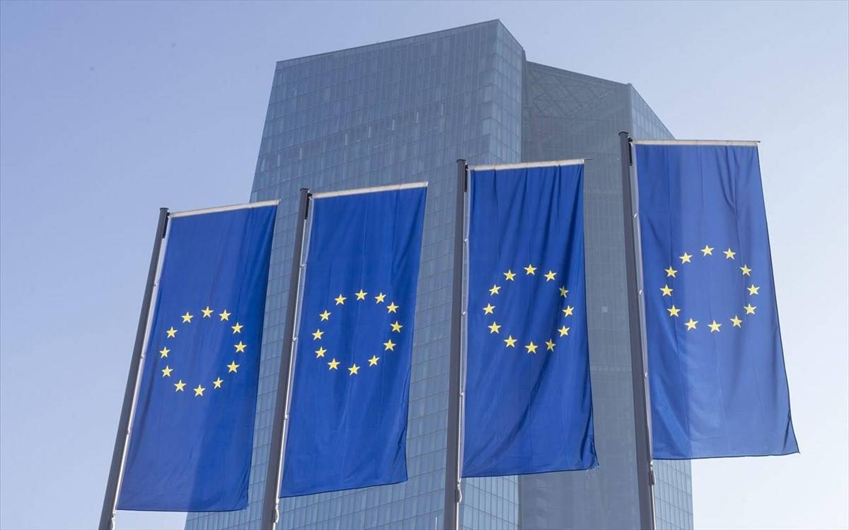Διπλή έξοδος της Ευρωπαϊκής Ένωσης στις αγορές