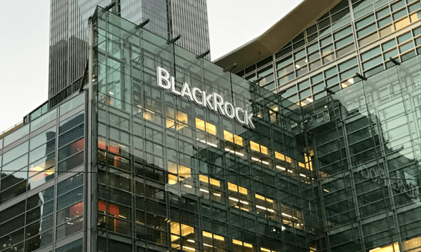 BlackRock: Ξεπερνά τις εκτιμήσεις με ρεκόρ περιουσιακών στοιχείων υπό διαχείριση στα $14 τρισ.