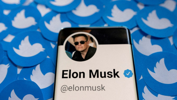 O Έλον Μασκ... παζαρεύει την τιμή εξαγοράς του Twitter