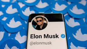 O Έλον Μασκ... παζαρεύει την τιμή εξαγοράς του Twitter