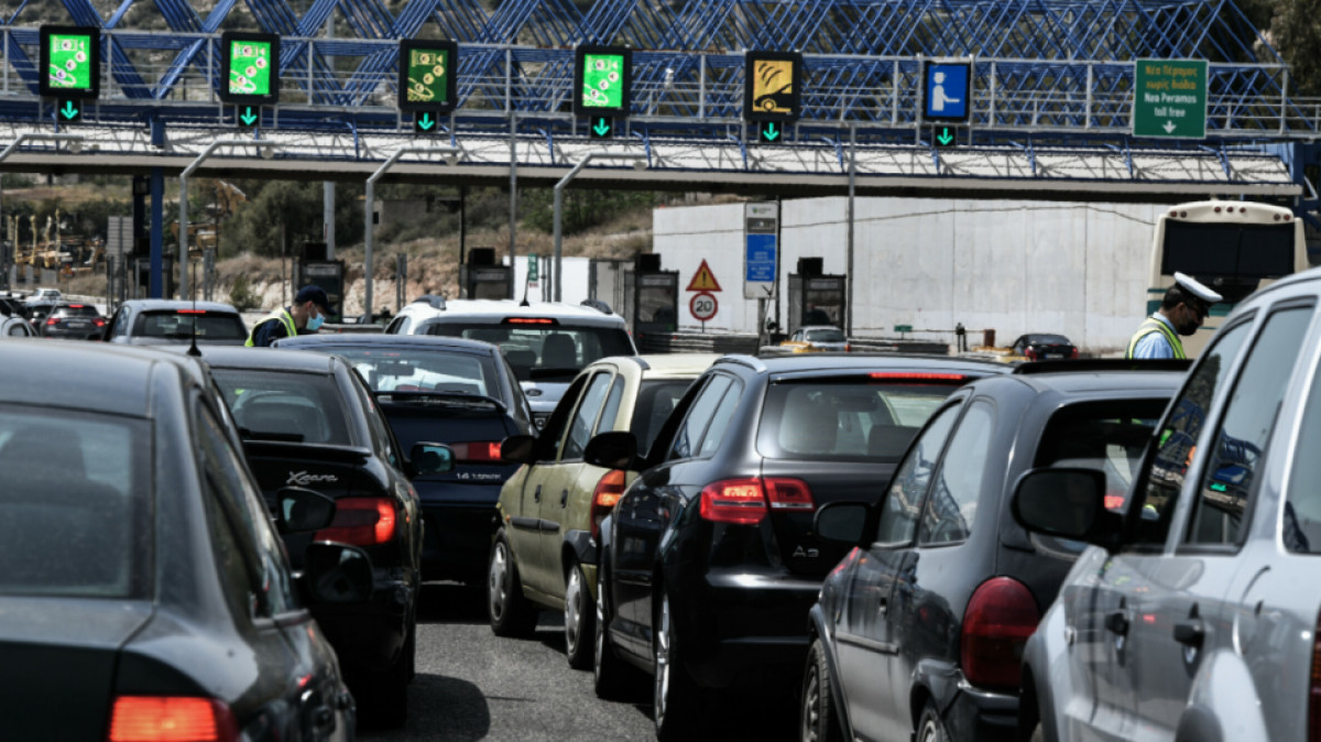 Αδειάζει η Αθήνα: Ανάσχεση στα διόδια της Ελευσίνας-Πού παρατηρούνται προβλήματα