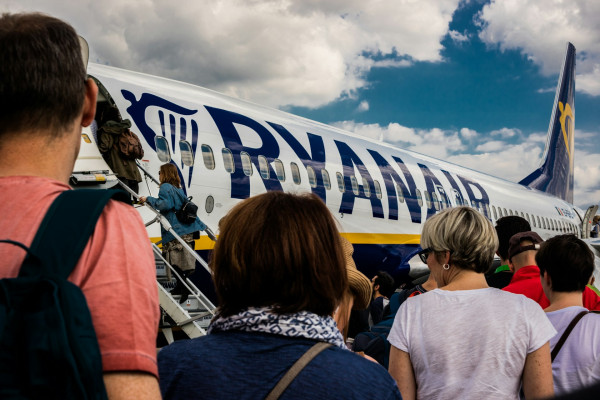 Ryanair: «Ψαλίδι» στις χειμερινές πτήσεις λόγω κόστους καυσίμων