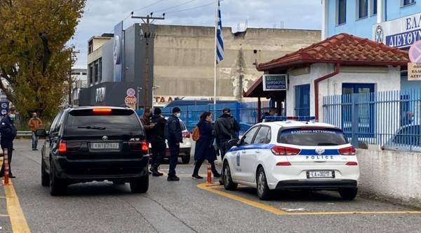 Πιερία: «Αρνητές» πέρασαν χειροπέδες σε διευθυντή Γυμνασίου!