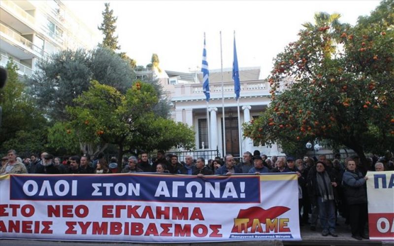 Έκτακτη είδηση: Μέλη του ΠΑΜΕ έξω από το Μαξίμου