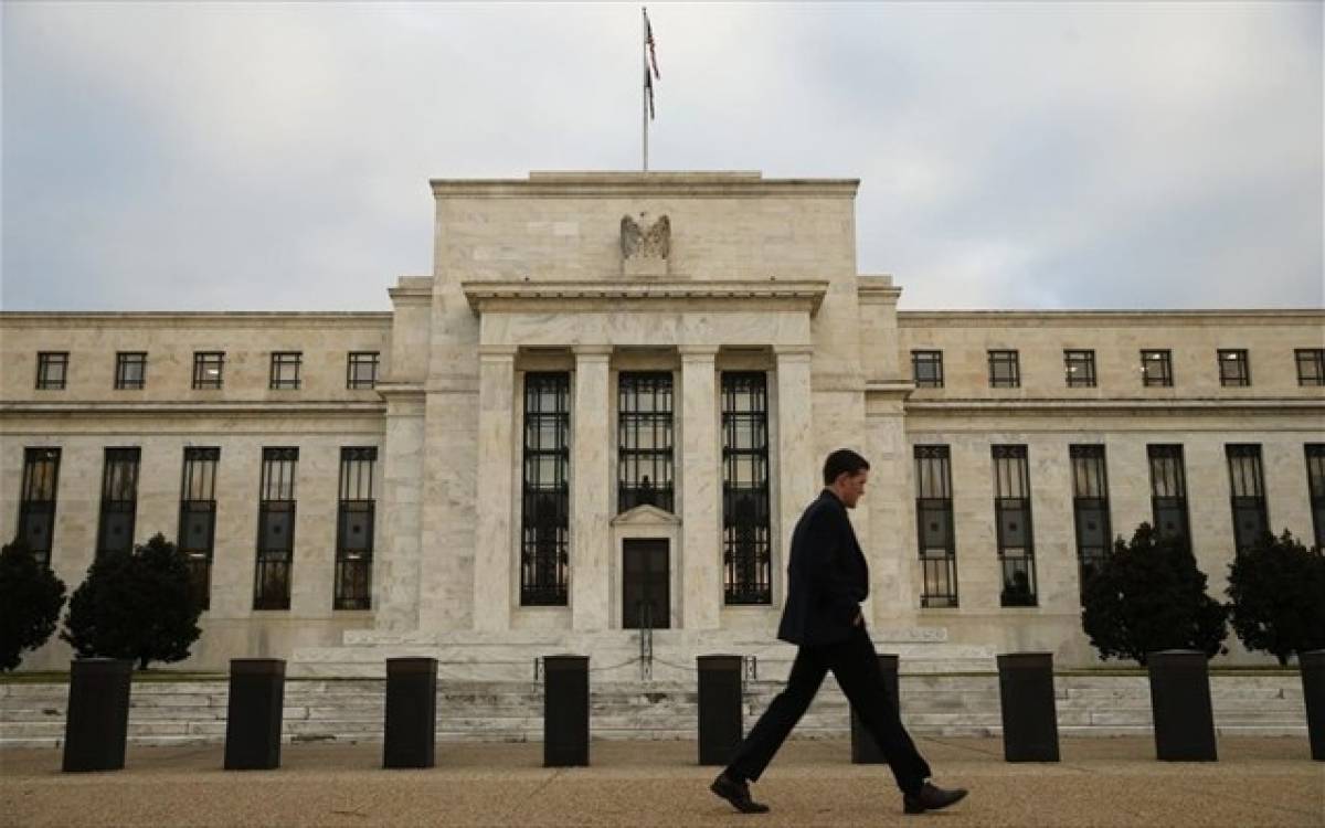 Αμετάβλητα τα επιτόκια της Fed-Εκτιμήσεις για μείωση μέσα στο έτος