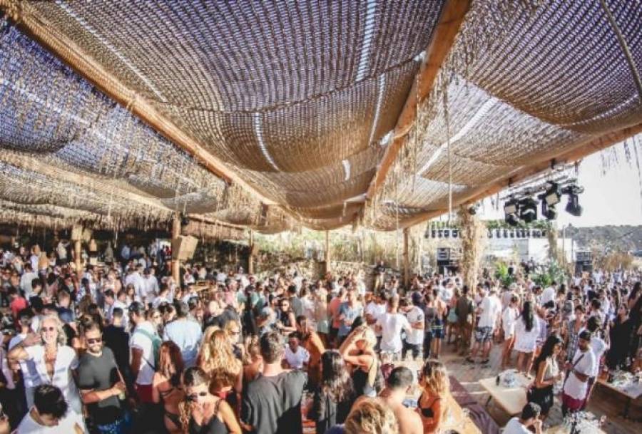 Αντε να ελέγξεις την πανδημία με τέτοιες λογικές