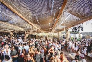 Αντε να ελέγξεις την πανδημία με τέτοιες λογικές